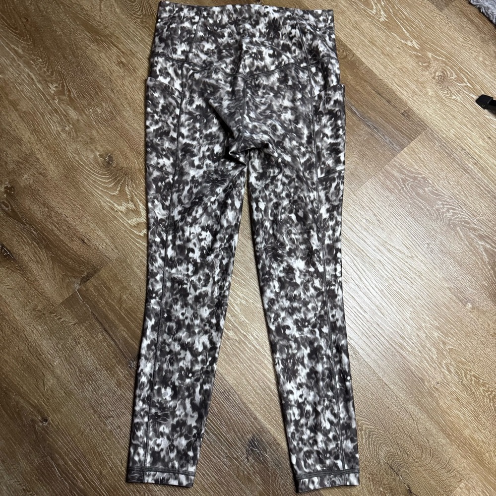 Athleta Salutation Stash 7/8 Tight - Picture 5 of 7